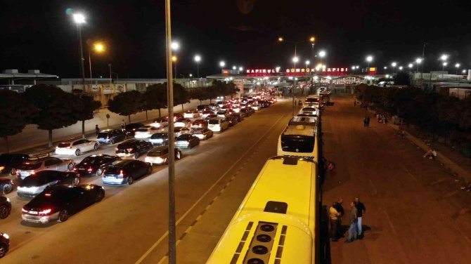 Türkiye’de Alışveriş Sonrası Dönüşe Geçen Bulgarlar Gümrükte Yoğunluk Oluşturdu