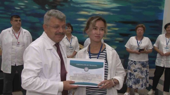 Kazakistanlı Hekimler, Türkiye’de Aldıkları Eğitim Sonrası Sertifikalarına Kavuştu