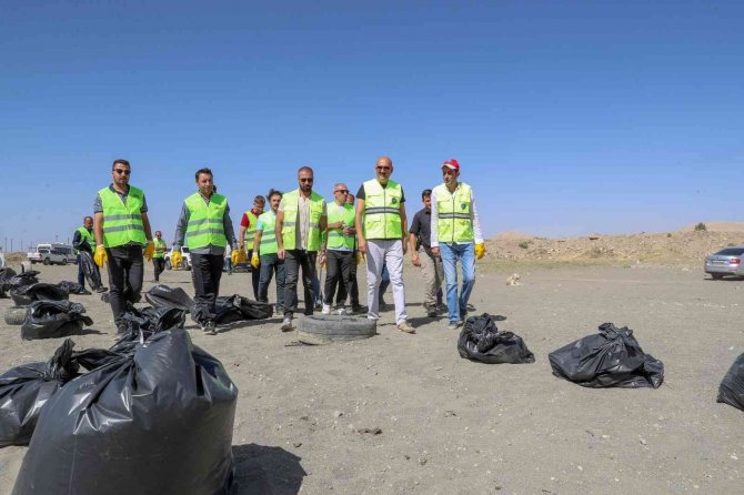 Van Gölü Sahilinde Çevre Temizliği: 20 Ton Çöp Toplandı