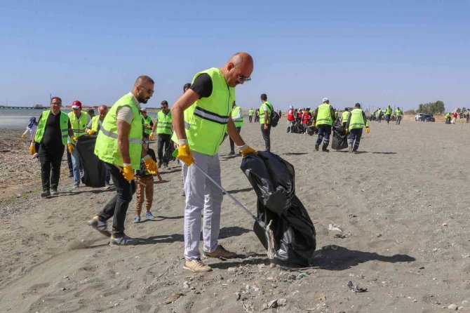 Van Gölü Sahilinde Çevre Temizliği: 20 Ton Çöp Toplandı