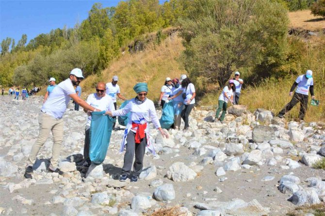 Tuşba Belediyesinden ‘Uluslararası Kıyı Temizleme Günü’ Etkinliği