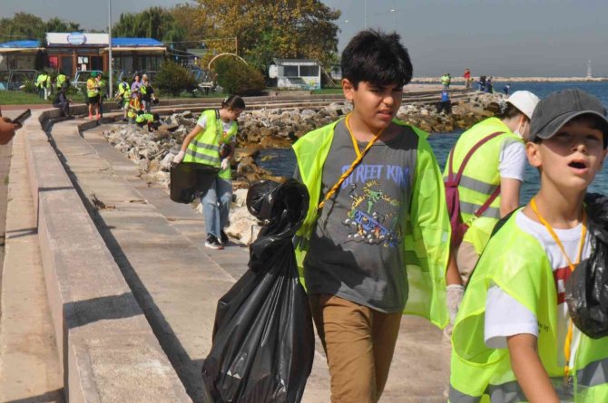 Toplanan Çöplerle "77 Yalova" Yazıldı