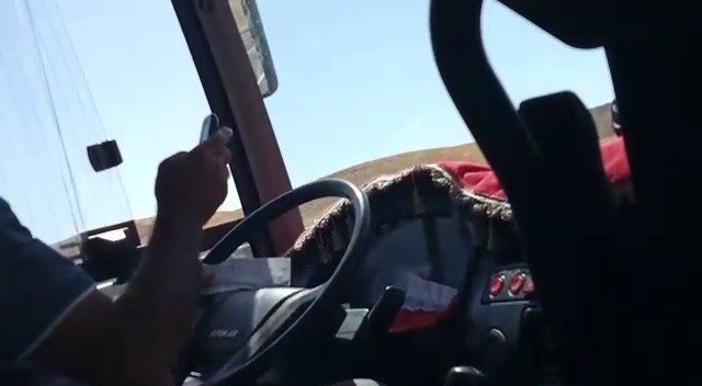 Otobüs Şoförü Direksiyon Başında Yolcuların Hayatını Hiçe Saydı