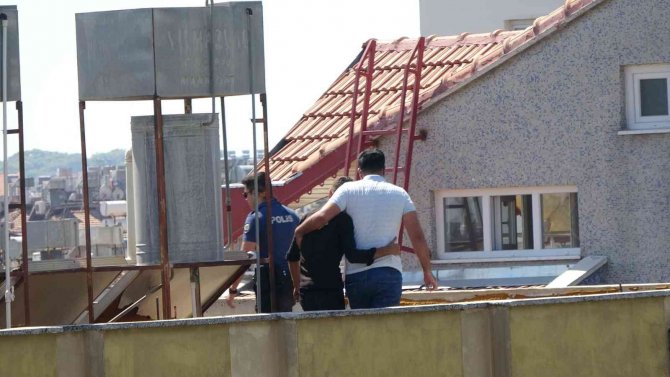 5 Katlı Apartmanın Çatısına Çıkan Genç, Yürekleri Ağza Getirdi