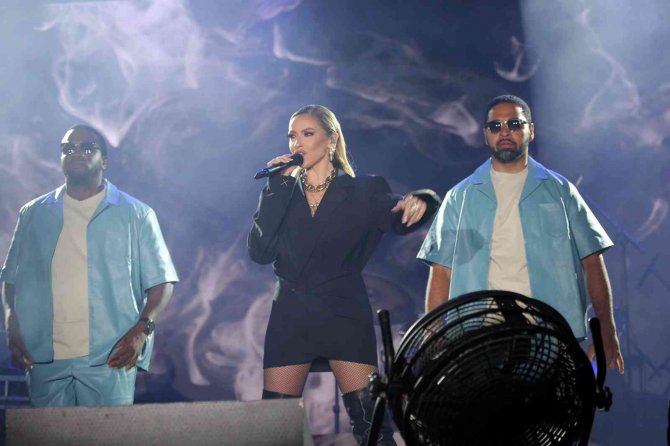 Hadise “7. Kardeş Kültürlerin Festivali”nde Konser Verdi