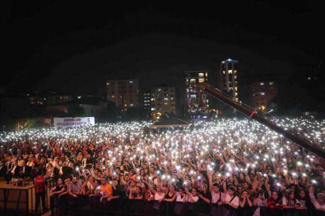 Hadise “7. Kardeş Kültürlerin Festivali”nde Konser Verdi