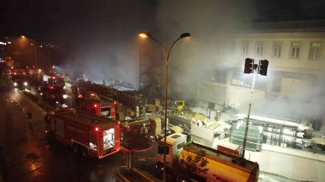 Beylikdüzü’nde Depo Yangını 9 Saattir Devam Ediyor