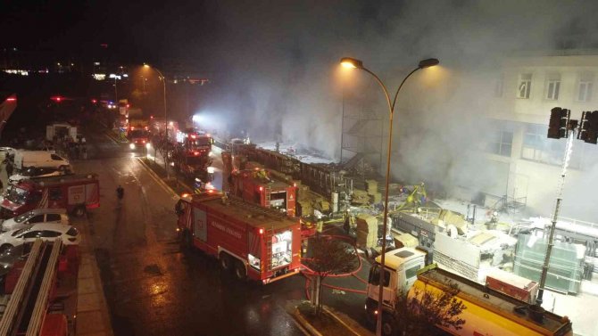 Beylikdüzü’nde Depo Yangını 9 Saattir Devam Ediyor