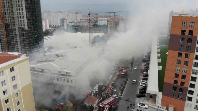 Beylikdüzü’ndeki Bir Depoda Çıkan Yangında Dumanlar Etrafı Kapladı