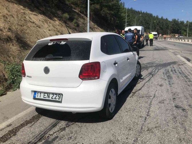 Kontrolden Çıkan Otomobil Demir Bariyerlere Çarptı, Sürücüsü Yaralandı