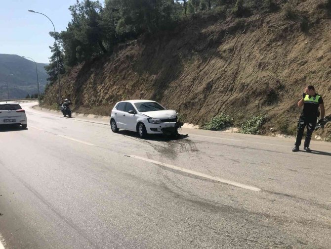 Kontrolden Çıkan Otomobil Demir Bariyerlere Çarptı, Sürücüsü Yaralandı