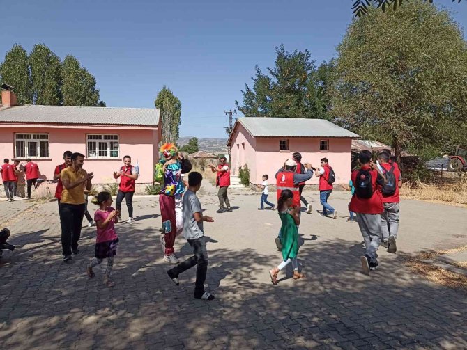 Bingöl’e Gelen Gençlik Gönüllüleri, Tarihi Yerleri Gezip Çocuklarla Vakit Geçirdi