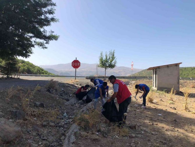 Solhan’da Gönüllü Gençler Çevre Temizliği Yaptı