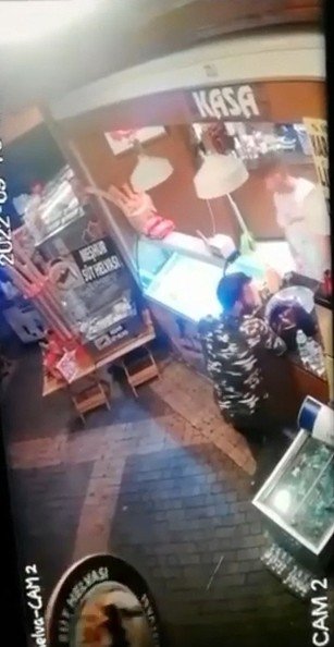 Müşteri Gibi Girdi, Bahşiş Kutusundan Para Çaldı