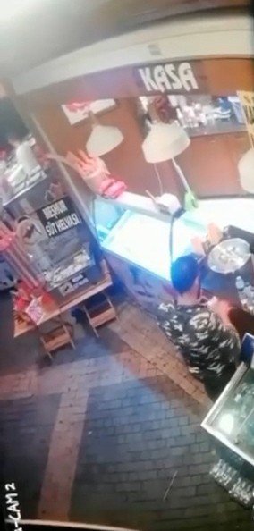 Müşteri Gibi Girdi, Bahşiş Kutusundan Para Çaldı
