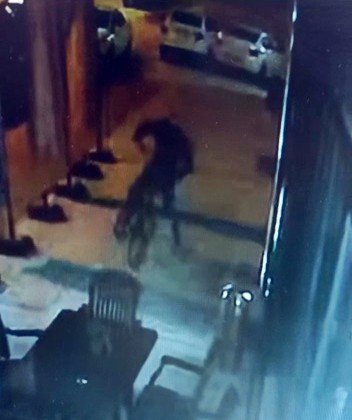 Çocuğun Doğum Günü Hediyesini Böyle Çaldı, O Anlar Kamerada