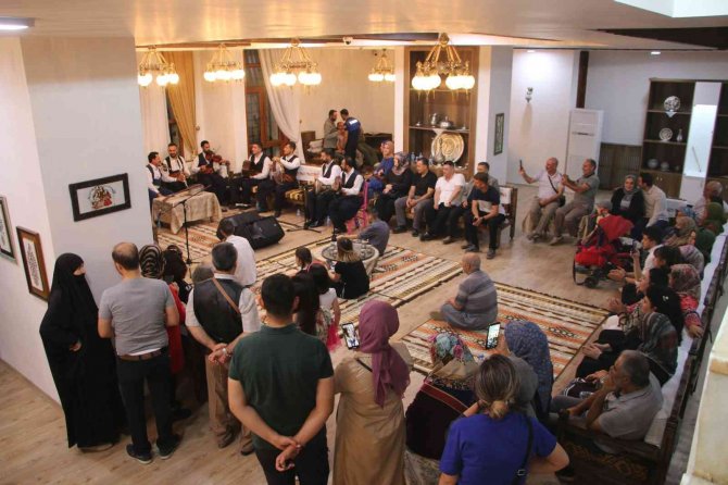 Dinleyenleri Mest Eden Kürsübaşı, Vatandaşlar Tarafından Yoğun İlgi Görüyor