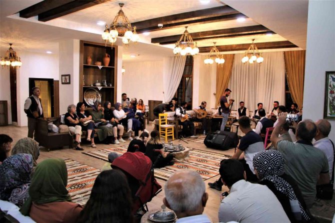 Dinleyenleri Mest Eden Kürsübaşı, Vatandaşlar Tarafından Yoğun İlgi Görüyor