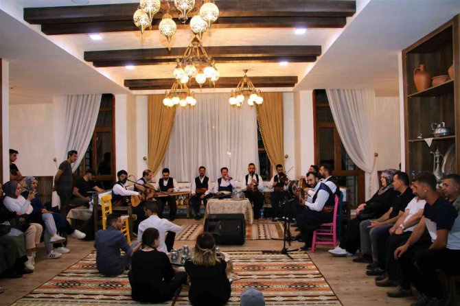 Dinleyenleri Mest Eden Kürsübaşı, Vatandaşlar Tarafından Yoğun İlgi Görüyor