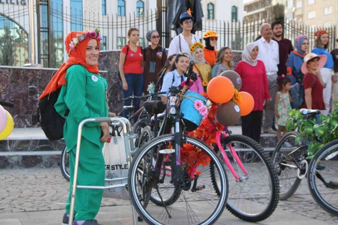 Elazığ’da ’Süslü Kadınlar’ Otomobilsiz Kentler Günü İçin Pedal Çevirdi