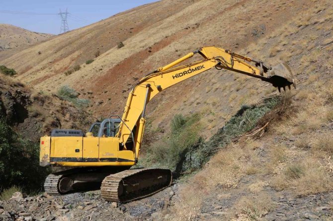 Elazığ Derelerinde Islah Çalışması Sürüyor