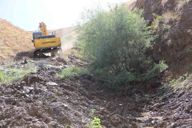 Elazığ Derelerinde Islah Çalışması Sürüyor