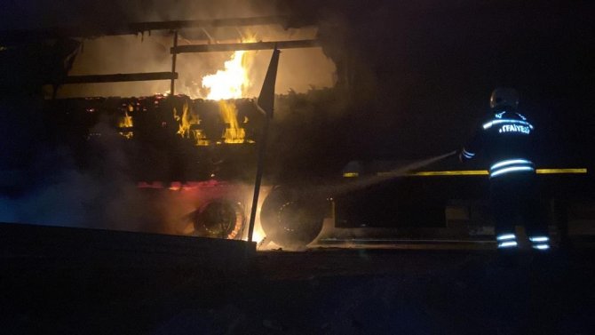 Alevlere Teslim Olan Tır İtfaiye Ekiplerince Söndürüldü