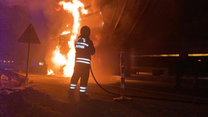 Alevlere Teslim Olan Tır İtfaiye Ekiplerince Söndürüldü
