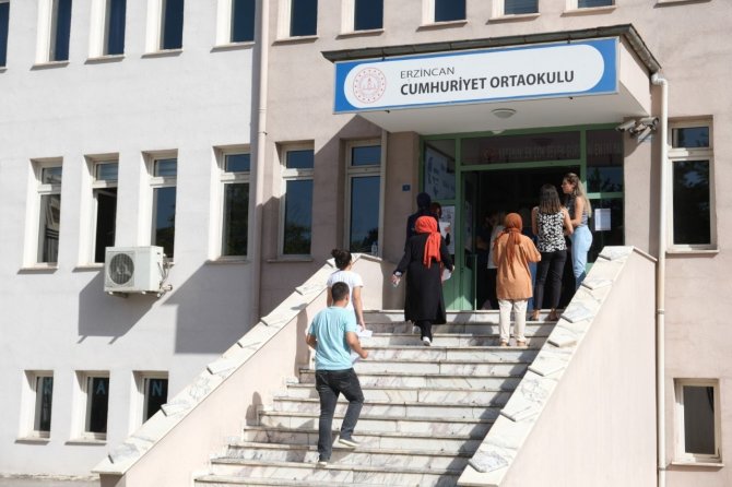 Erzincan Polisi Kpss’ye Geç Kalmakta Olan Öğrenciyi 15 Dakika Kala Sınava Yetiştirdi