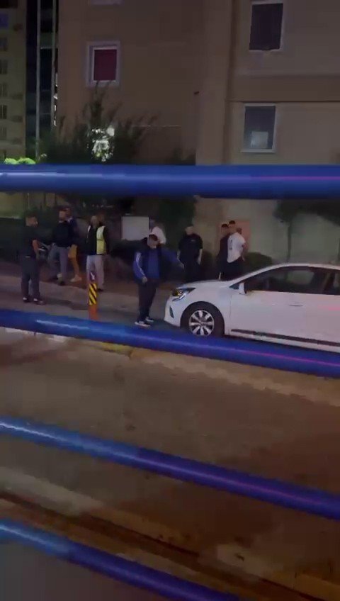 Sopayla Tartıştığı Şahısların Arabasını Parçaladı, O Anlar Kameraya Yansıdı