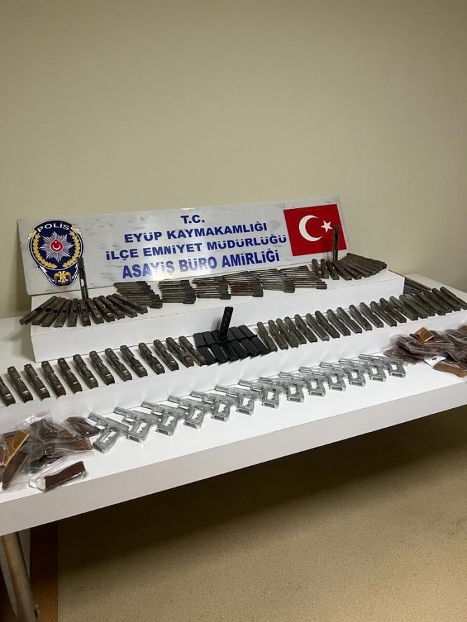 Eyüpsultan’da Polisin Durdurduğu Araçtan Silah Malzemeleri Çıktı