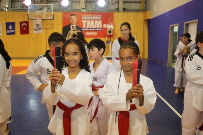 310 Tekvando Sporcusu Kuşak Atladı