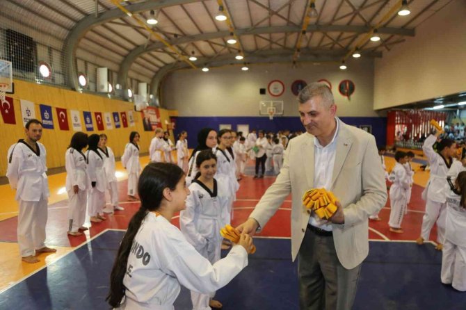 310 Tekvando Sporcusu Kuşak Atladı