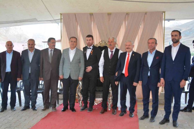 Vali Akbıyık, Çetin Ailesinin Düğün Törenine Katıldı