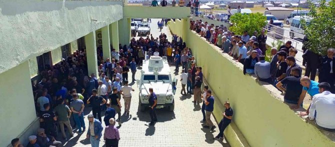 Yüksekova’da Araç Uçuruma Yuvarlandı: 1 Ölü, 1 Yaralı