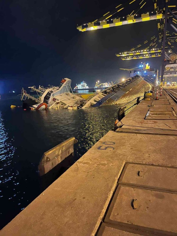 İ̇skenderun’da Konteyner Gemisi Battı