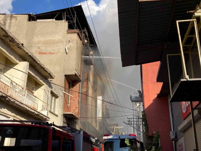 Yanan Mobilya Atölyesi Hurdaya Döndü