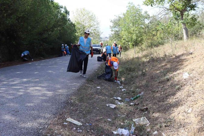 Atık Toplama Etkinliğiyle Çevre Kirliliğine Dikkat Çektiler