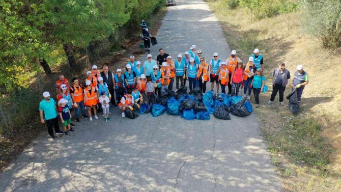 Atık Toplama Etkinliğiyle Çevre Kirliliğine Dikkat Çektiler
