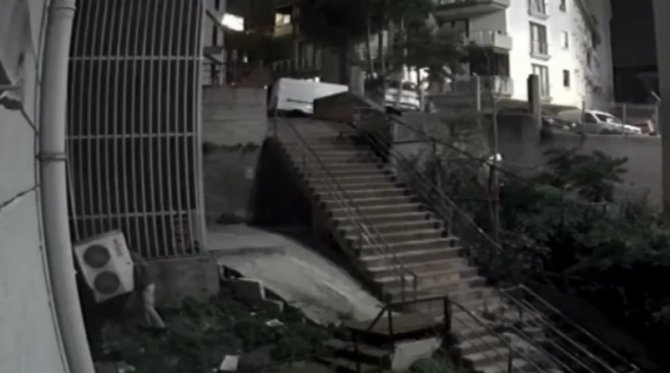 İ̇stanbul’da İlginç Hırsızlık Kamerada: Klima Motorunu Çaldılar