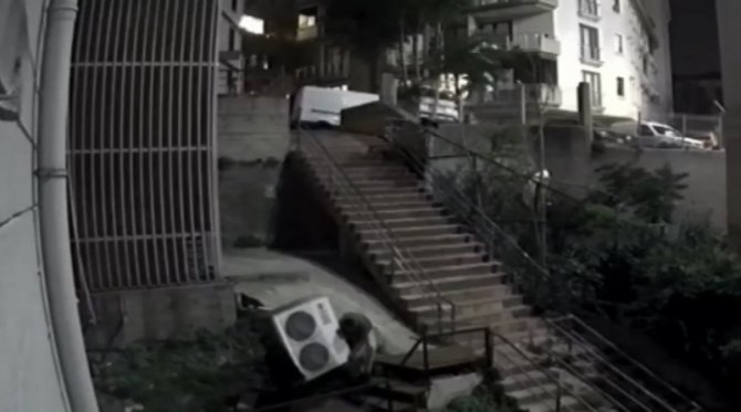 İ̇stanbul’da İlginç Hırsızlık Kamerada: Klima Motorunu Çaldılar