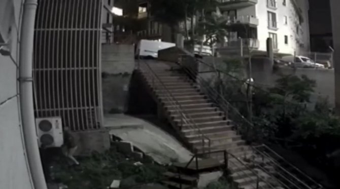 İ̇stanbul’da İlginç Hırsızlık Kamerada: Klima Motorunu Çaldılar