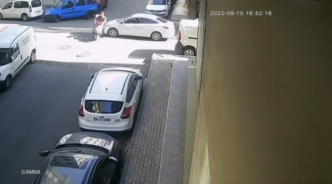 İ̇stanbul’da Feci Kaza Kamerada: Motosikletli Kurye Başıyla Arka Camı Patlattı