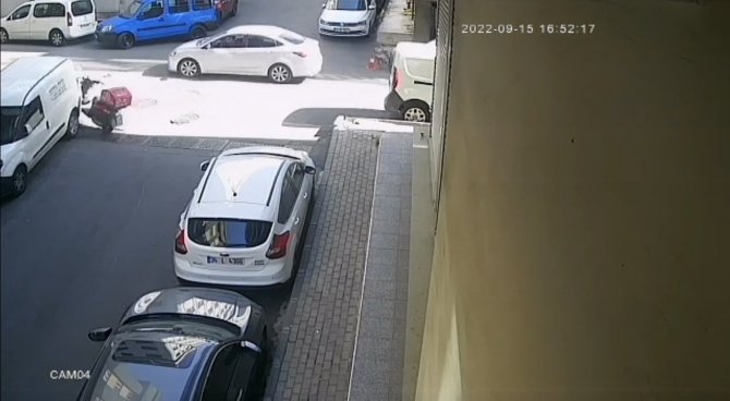 İ̇stanbul’da Feci Kaza Kamerada: Motosikletli Kurye Başıyla Arka Camı Patlattı