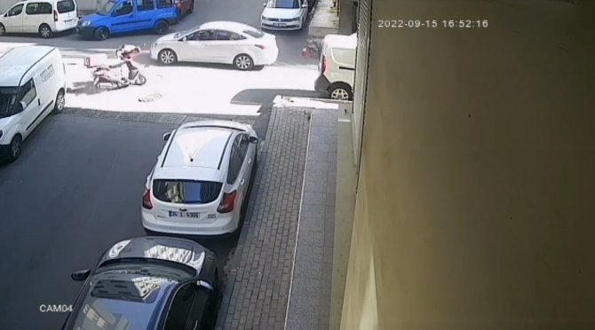 İ̇stanbul’da Feci Kaza Kamerada: Motosikletli Kurye Başıyla Arka Camı Patlattı