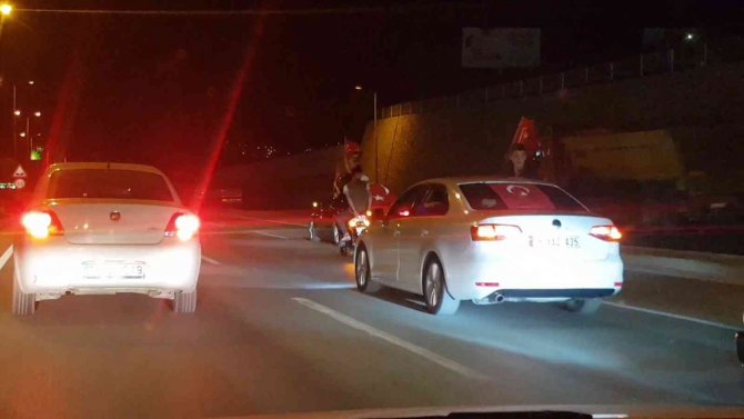 Asker Uğurlama Konvoyunda Araçların Camlarından Sarkarak Yaptıkları Tehlikeli Yolculuk Kamerada