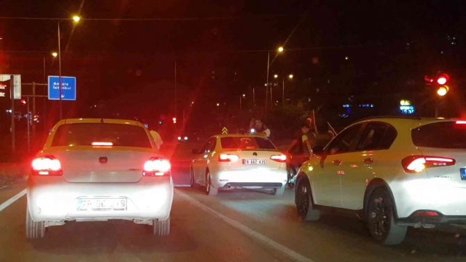 Asker Uğurlama Konvoyunda Araçların Camlarından Sarkarak Yaptıkları Tehlikeli Yolculuk Kamerada