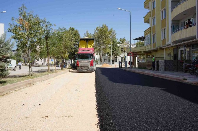 Karacabey’de Sıra Asfaltlama Çalışmalarına Geldi
