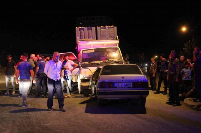 Elma Yüklü Kamyonet İle Otomobil Kafa Kafaya Çarpıştı: 2 Yaralı
