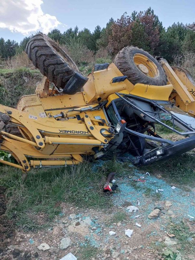 Devrilen İş Makinesinin Altında Kalan Operatör Tedavi Altına Alındı